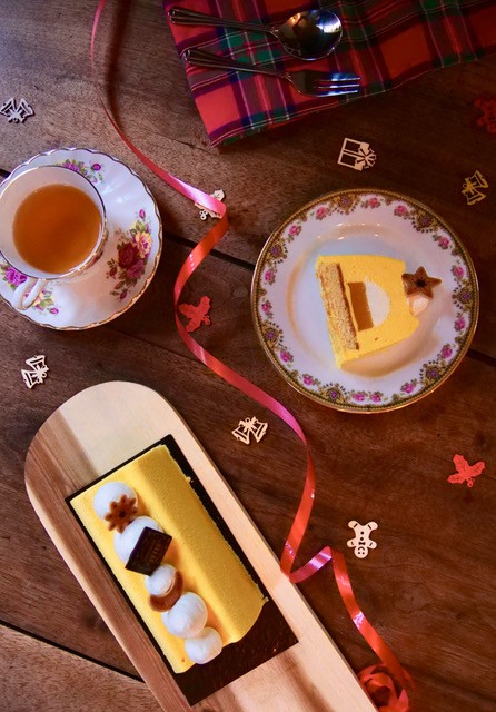 Pâtisseries accompagnées d'une tasse de thé