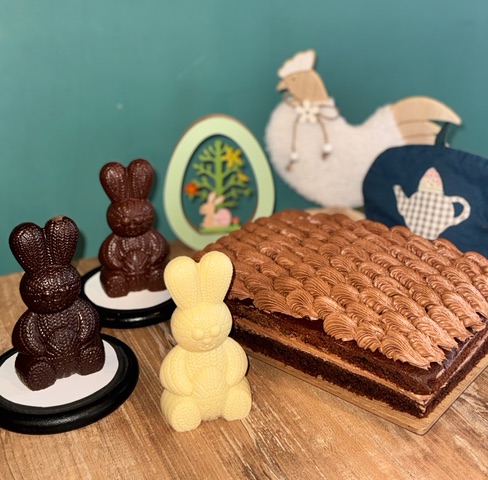 Gâteau décoré de lapins en chocolat