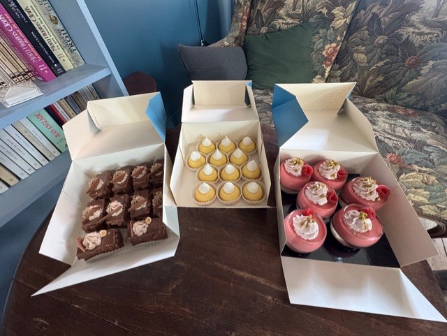 Boîtes de pâtisseries assorties