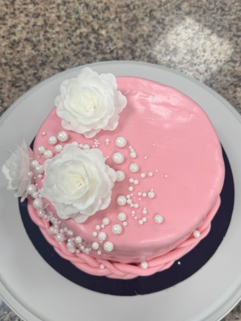Gâteau rose décoré